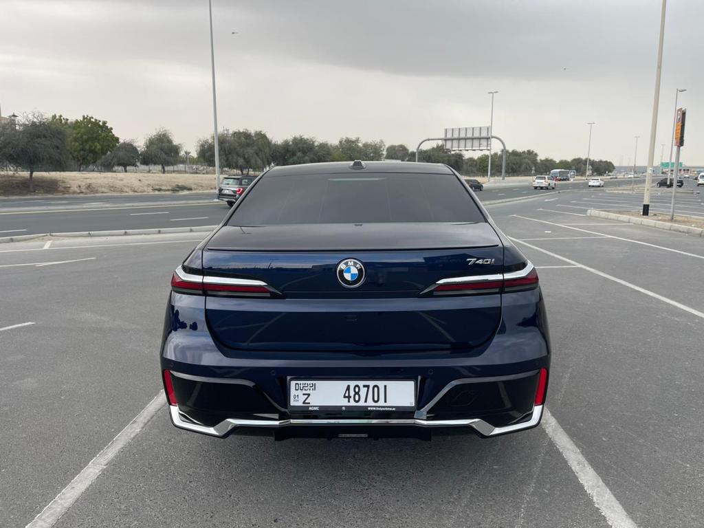 BMW 740Li interior and exterior views - Image 2