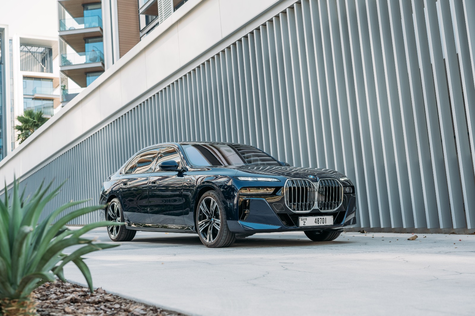 BMW 740Li interior and exterior views - Image 3