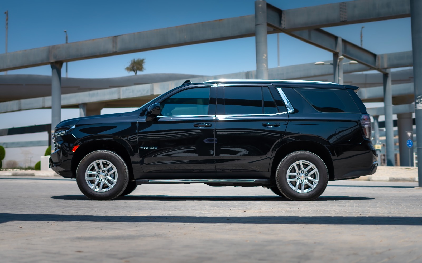 Chevrolet Tahoe interior and exterior views - Image 2