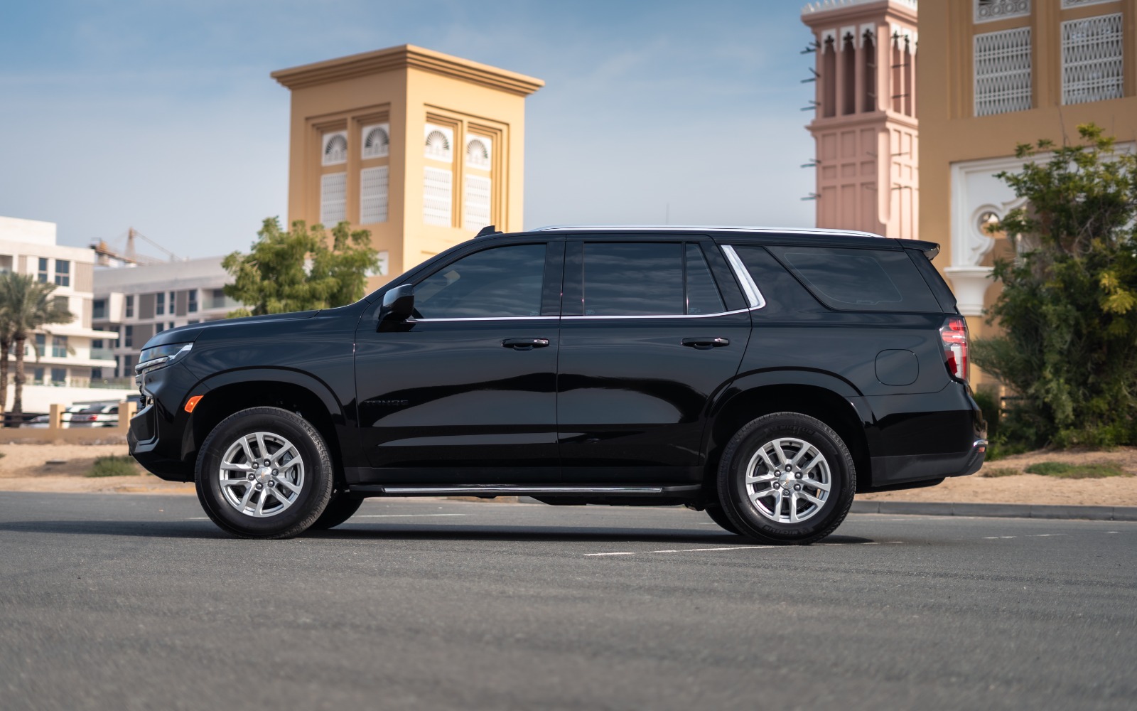Chevrolet Tahoe interior and exterior views - Image 3