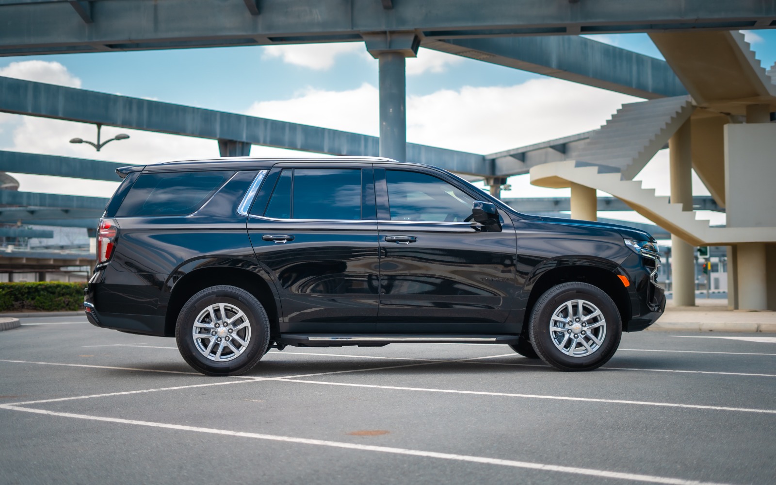Chevrolet Tahoe interior and exterior views - Image 2
