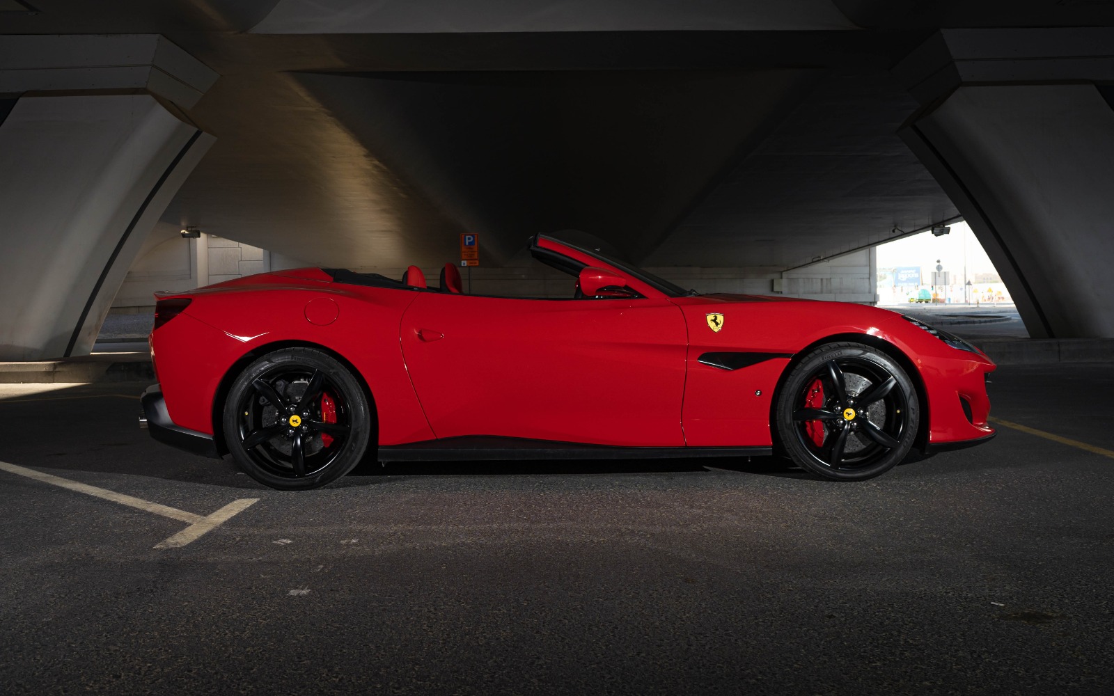 Ferrari Portofino Rosso RED ROOF interior and exterior views - Image 2