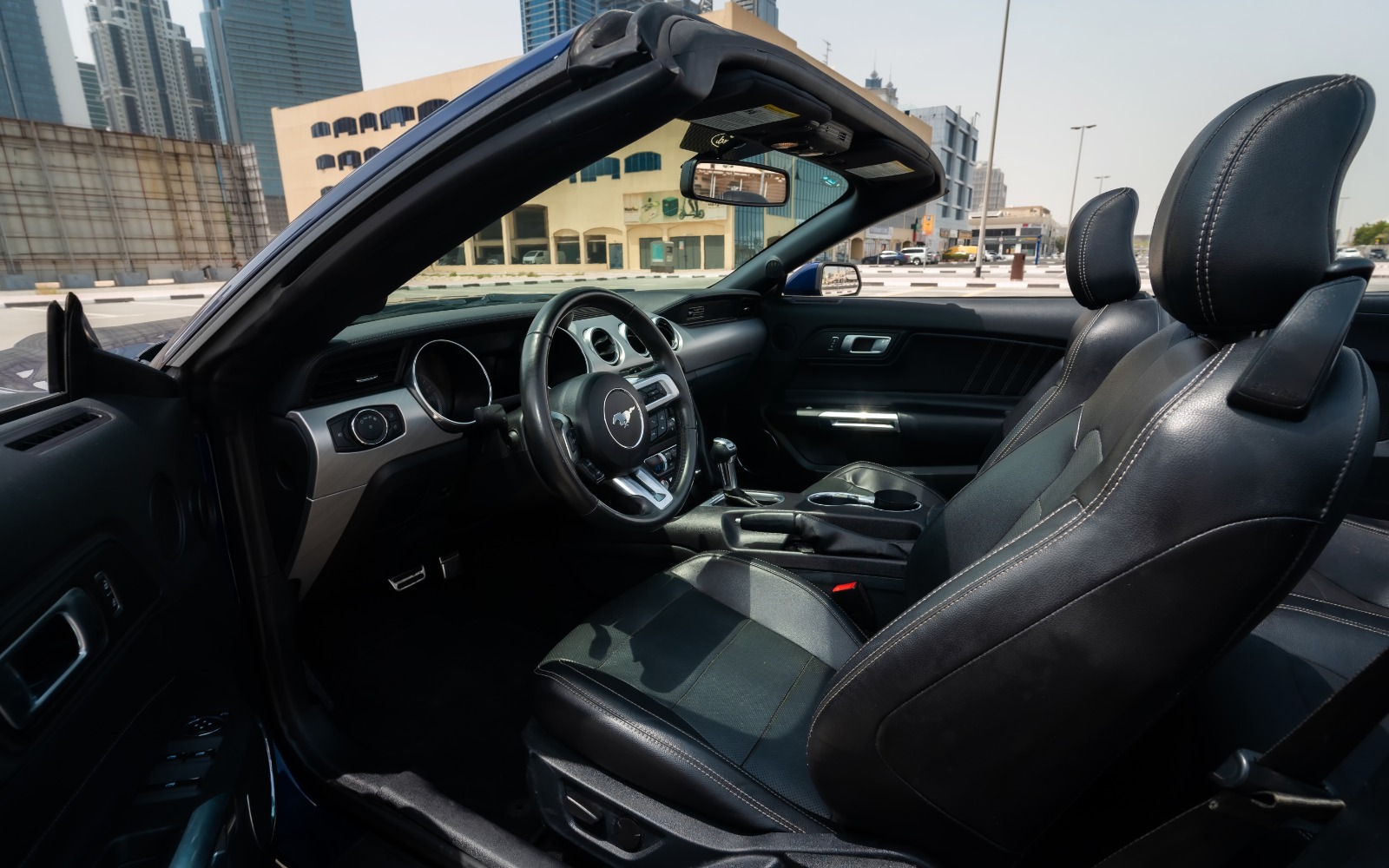 Ford Mustang cabrio interior and exterior views - Image 4