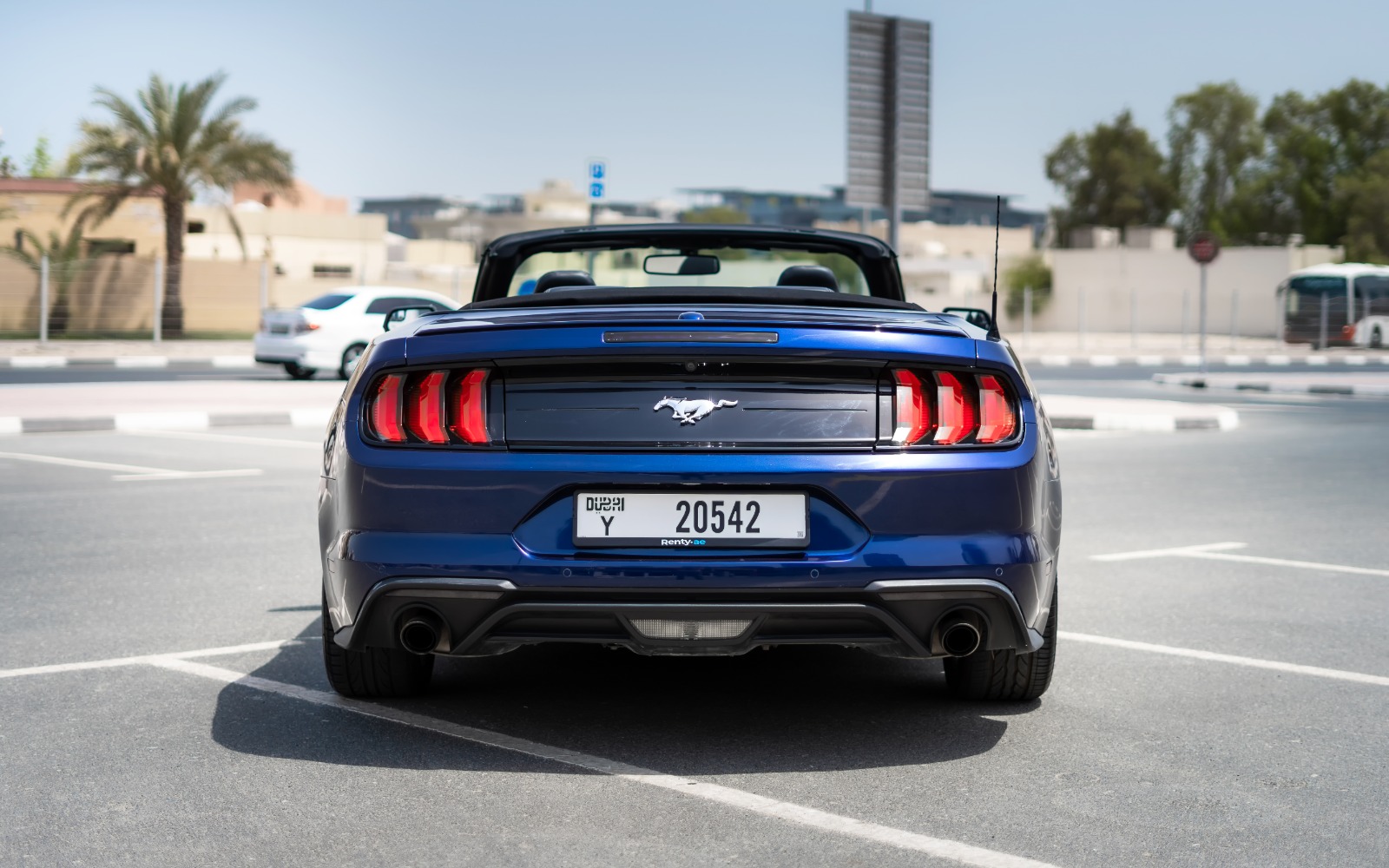 Ford Mustang cabrio interior and exterior views - Image 2