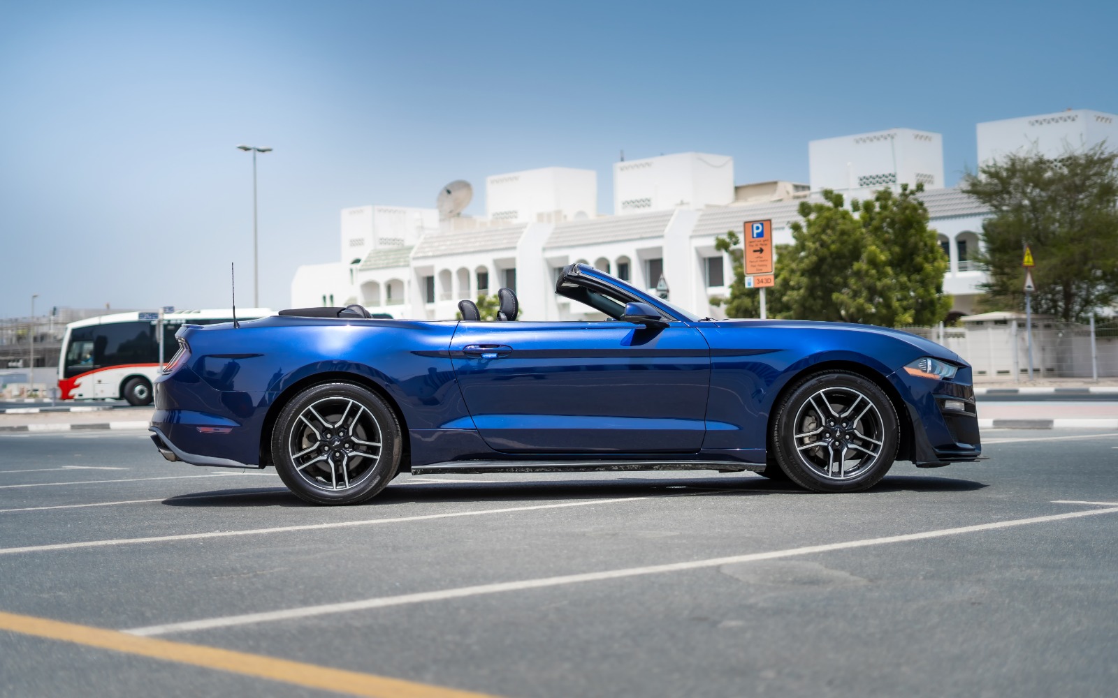 Ford Mustang cabrio interior and exterior views - Image 3