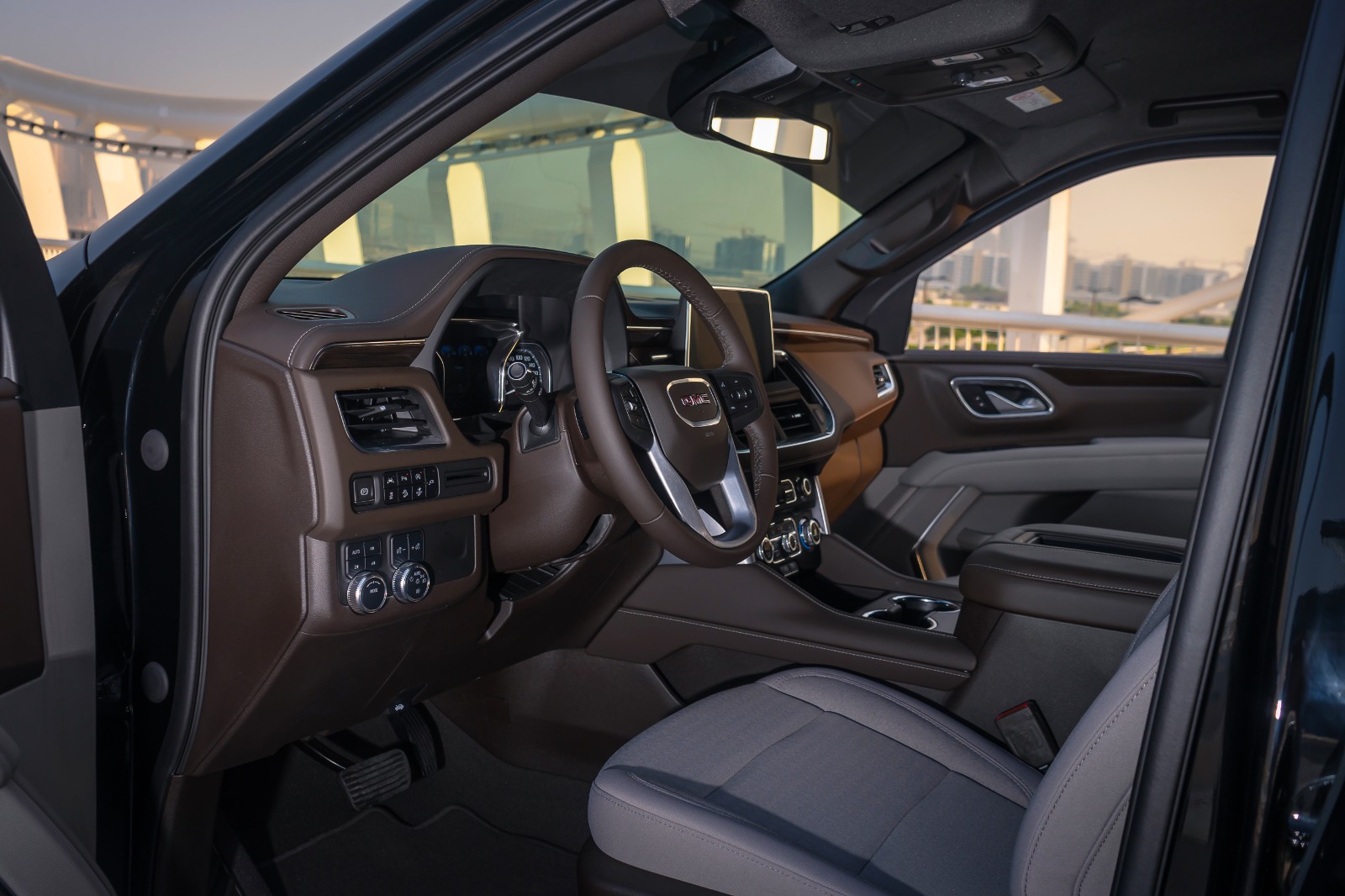 GMC Yukon XL interior and exterior views - Image 4