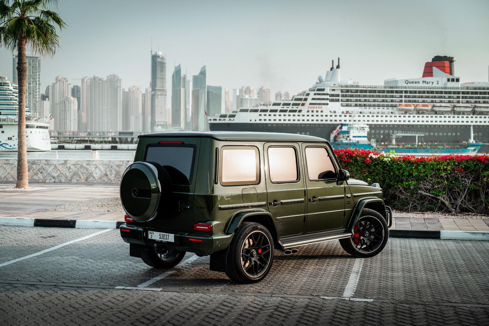 Mercedes G63 interior and exterior views - Image 2