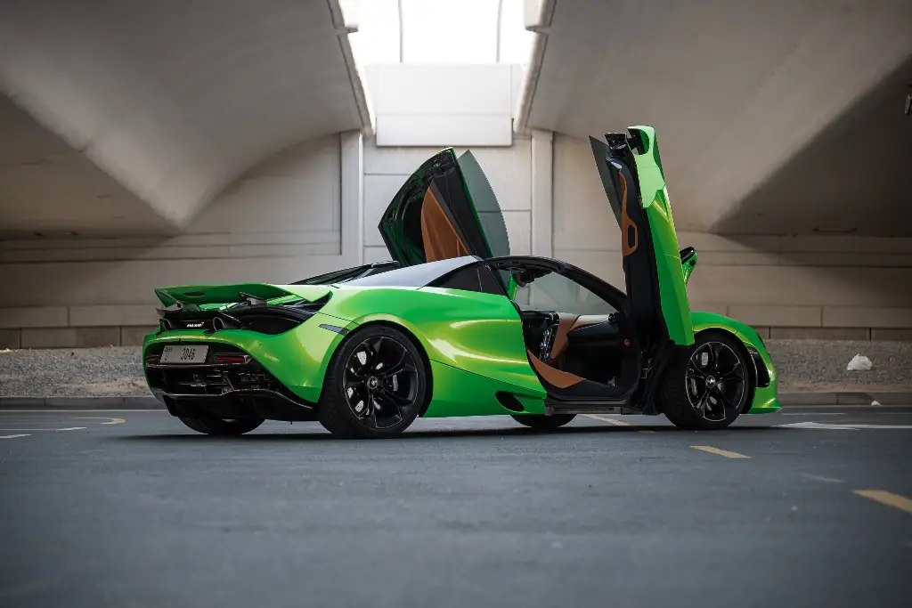 McLaren 720S Spider interior and exterior views - Image 5