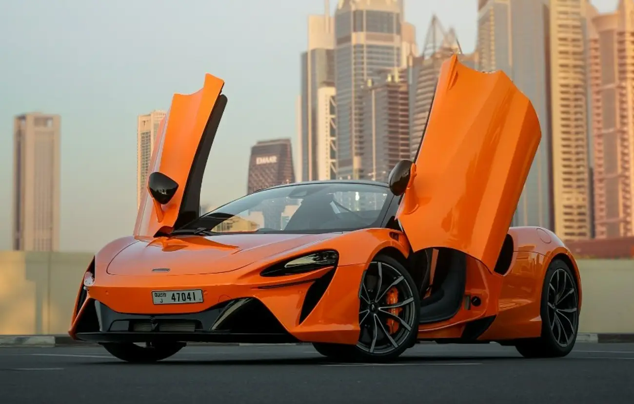 McLaren Artura interior and exterior views - Image 2