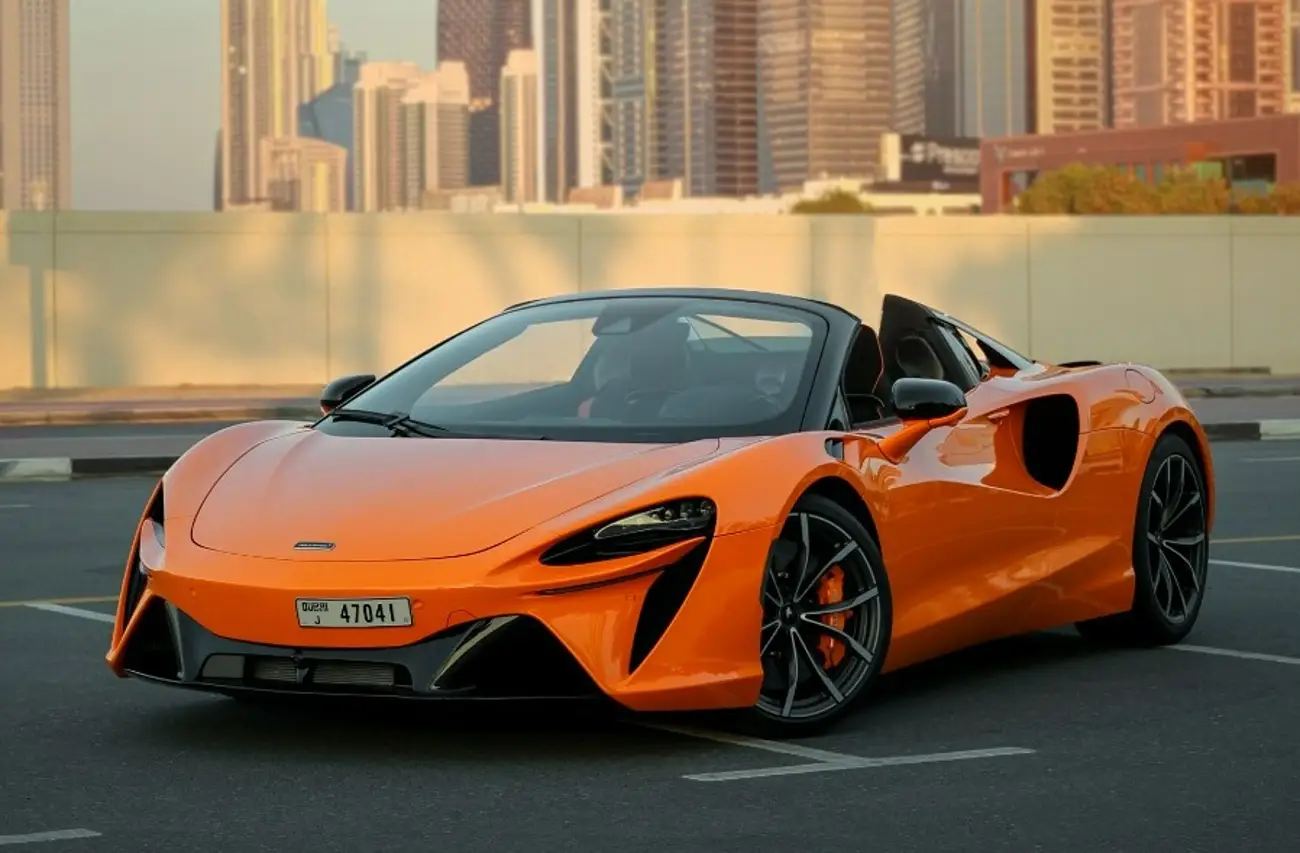 McLaren Artura interior and exterior views - Image 3