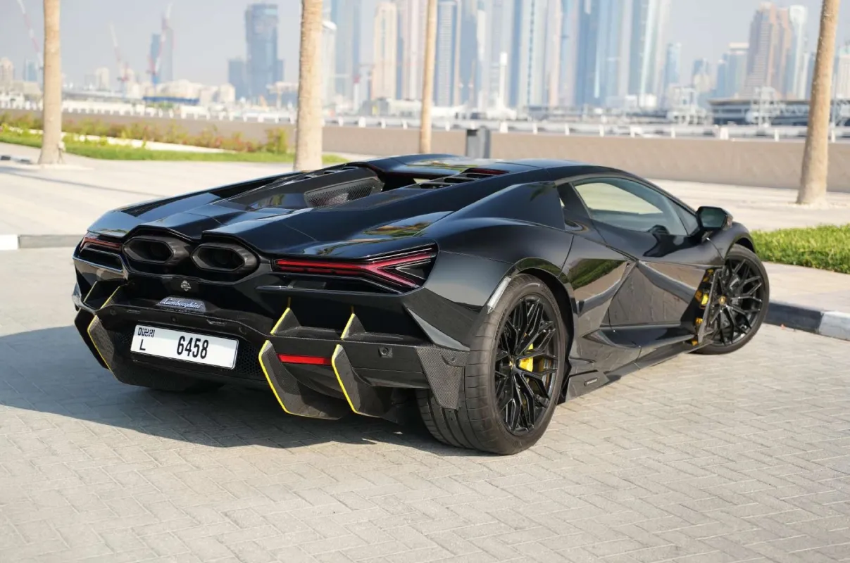 Lamborghini Revuelto interior and exterior views - Image 3
