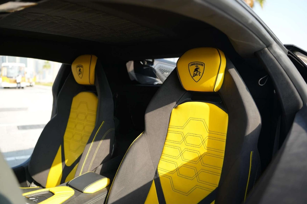 Lamborghini Revuelto interior and exterior views - Image 7