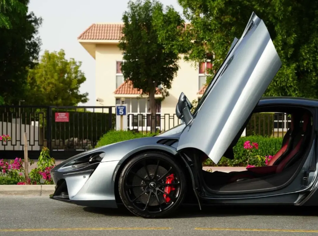 McLaren Artura interior and exterior views - Image 3