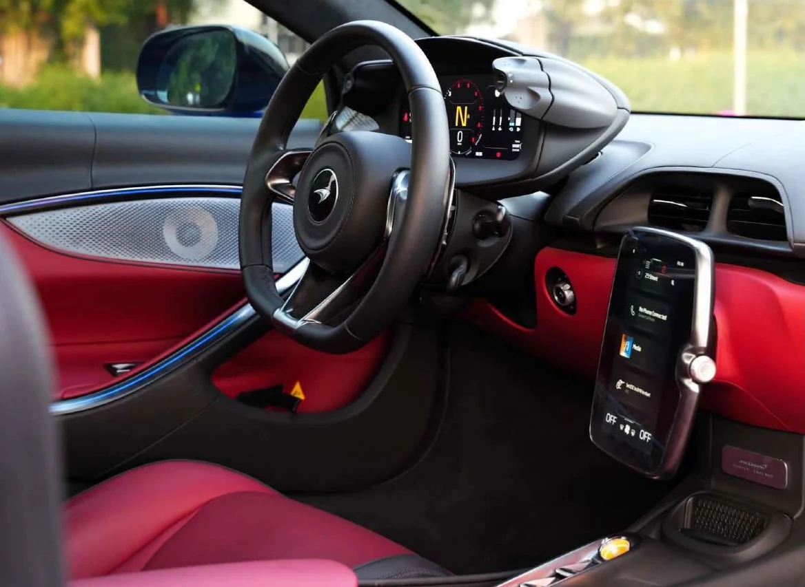 McLaren Artura spider interior and exterior views - Image 7