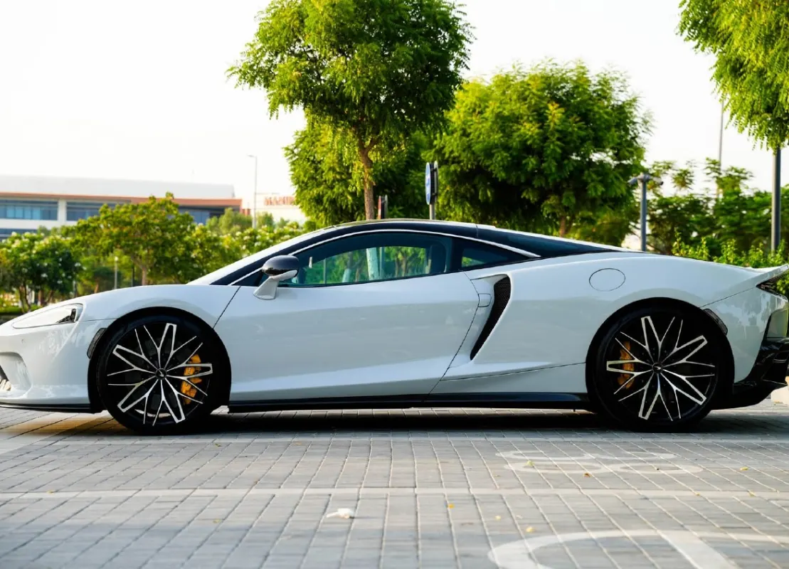 McLaren Artura interior and exterior views - Image 4