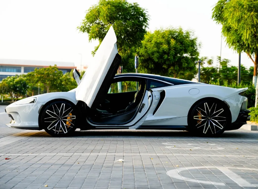 McLaren Artura interior and exterior views - Image 3