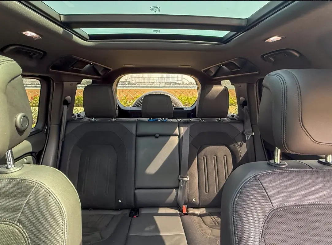 Land Rover Defender V8 interior and exterior views - Image 6