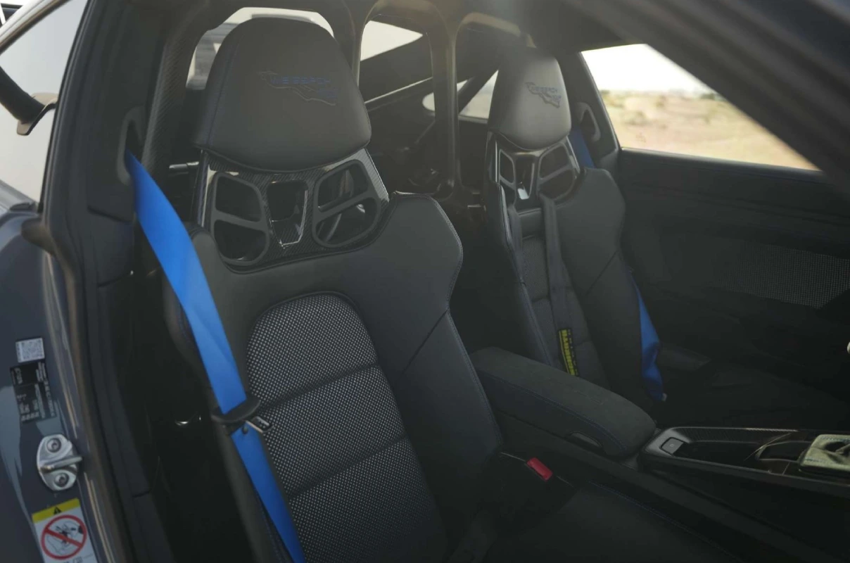Porsche 911 GT3 RS interior and exterior views - Image 10