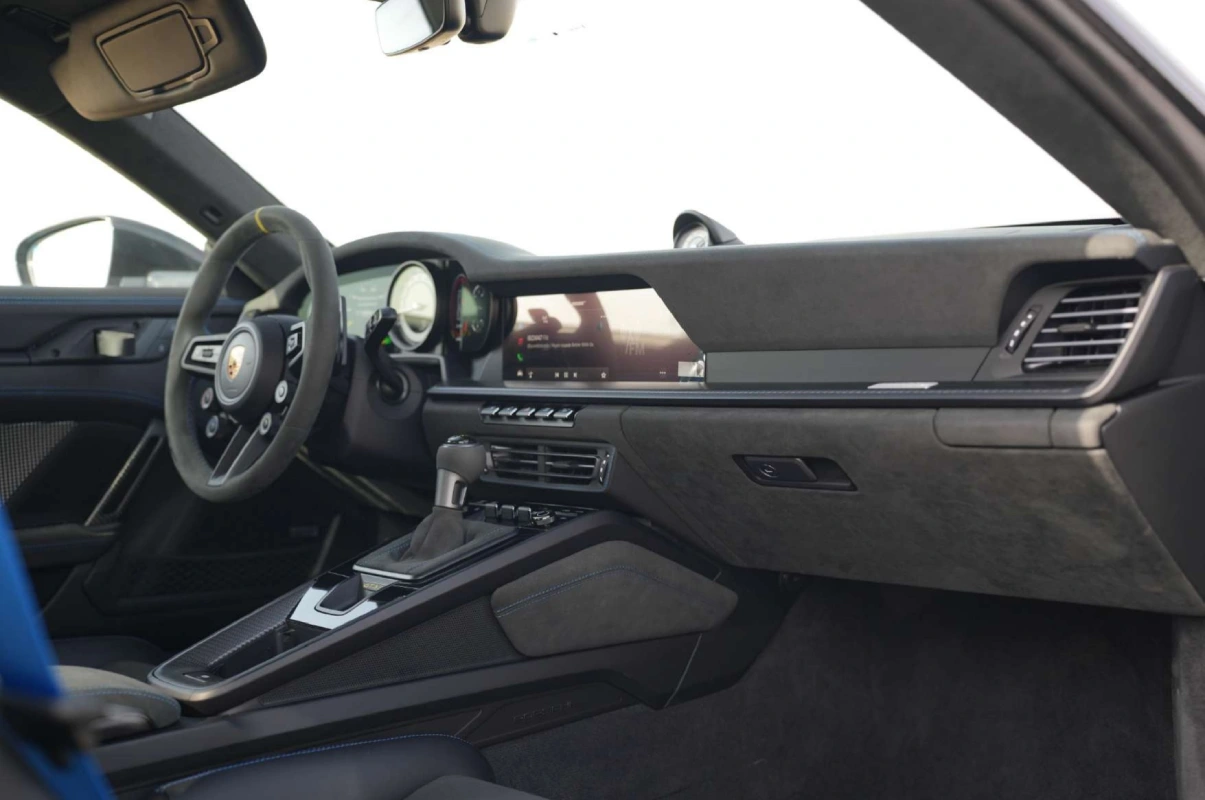 Porsche 911 GT3 RS interior and exterior views - Image 9