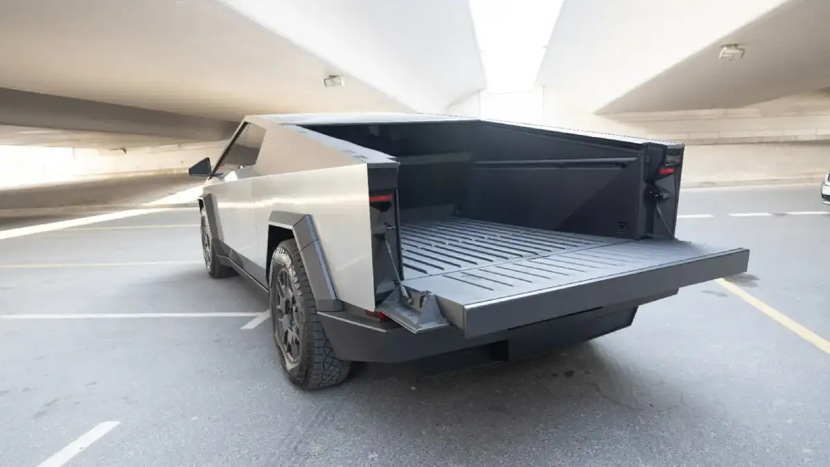 Tesla Cybertruck interior and exterior views - Image 3