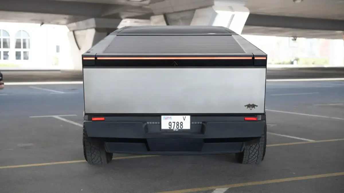 Tesla Cybertruck interior and exterior views - Image 4