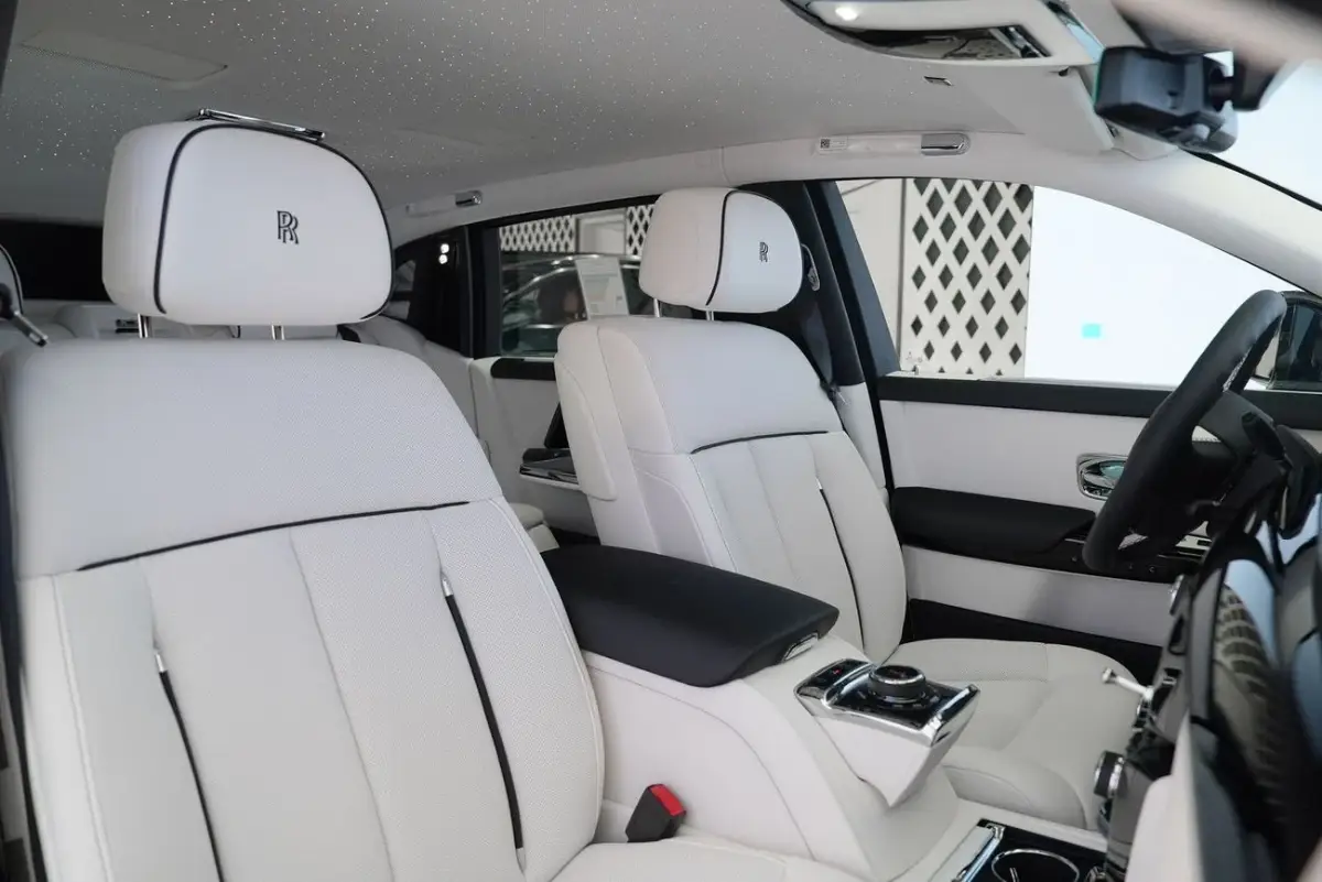 Rolls Royce Phantom interior and exterior views - Image 6