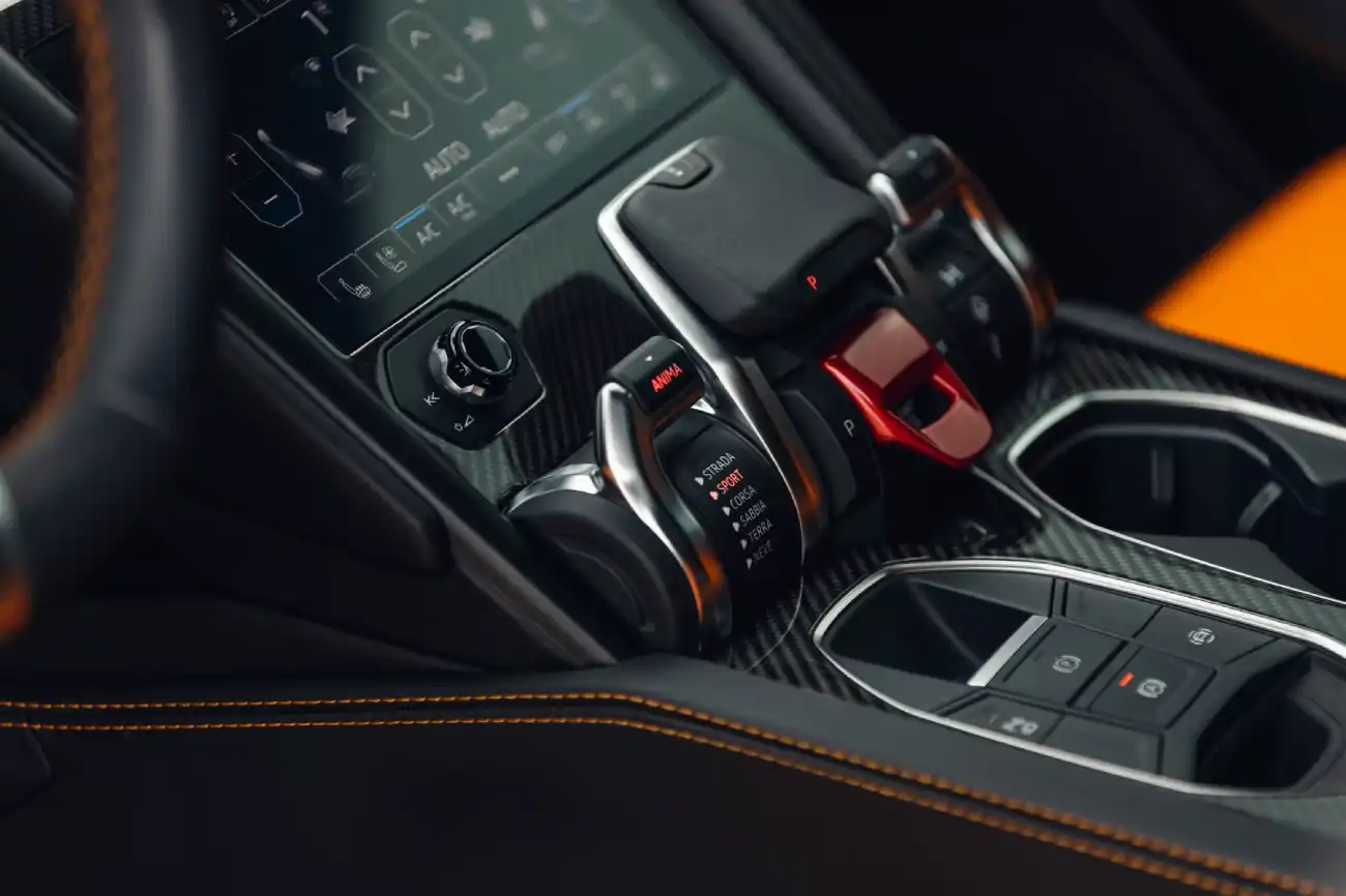 Lamborghini Urus interior and exterior views - Image 4
