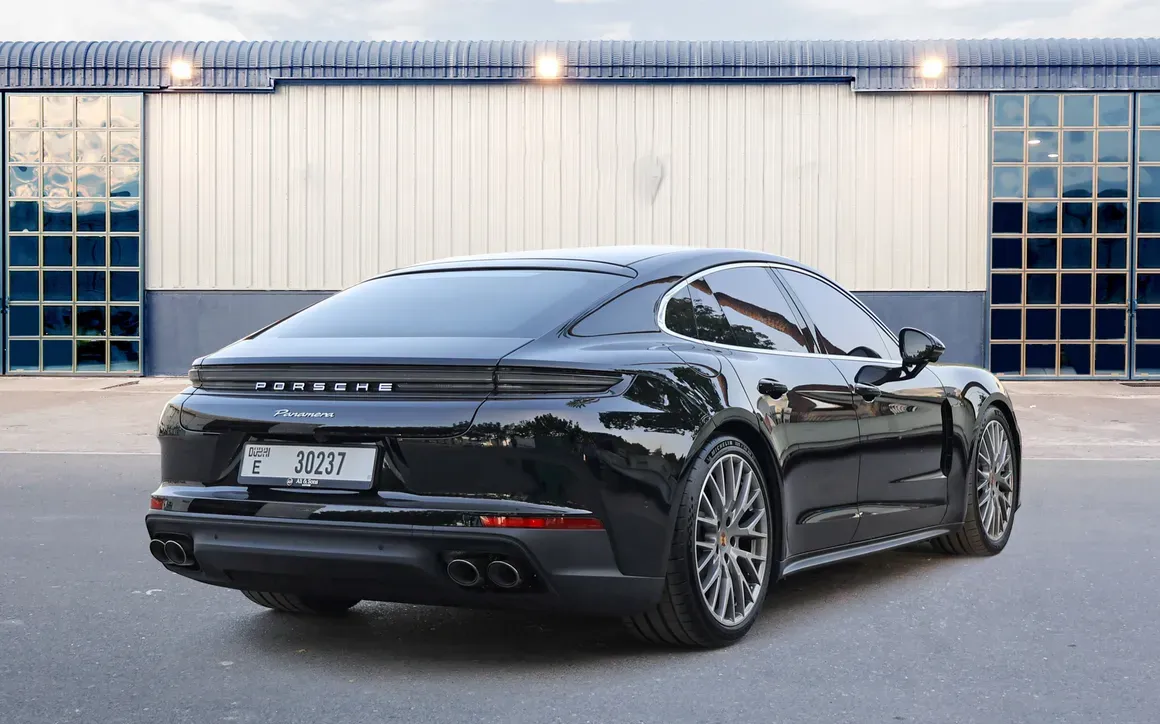 Porsche Panamera interior and exterior views - Image 3