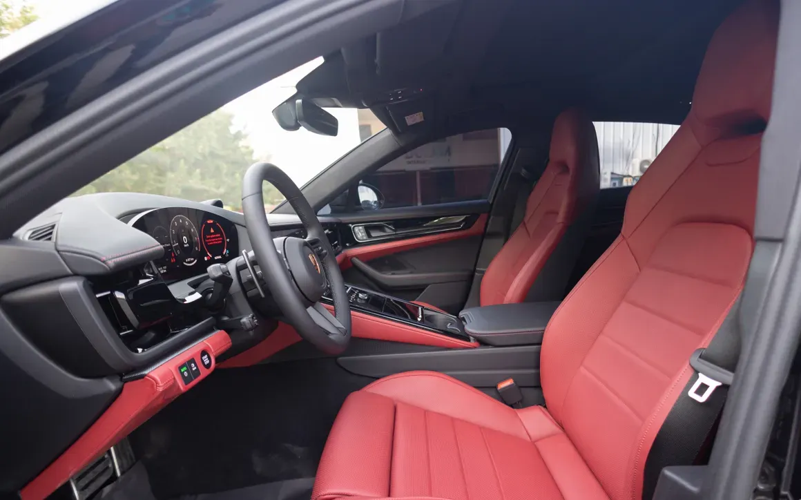 Porsche Panamera interior and exterior views - Image 4