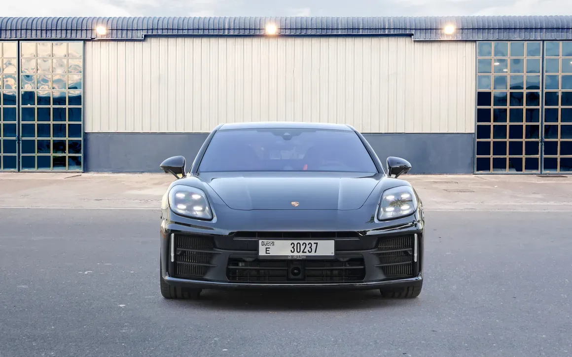 Porsche Panamera interior and exterior views - Image 1