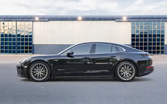 Porsche Panamera interior and exterior views - Image 2