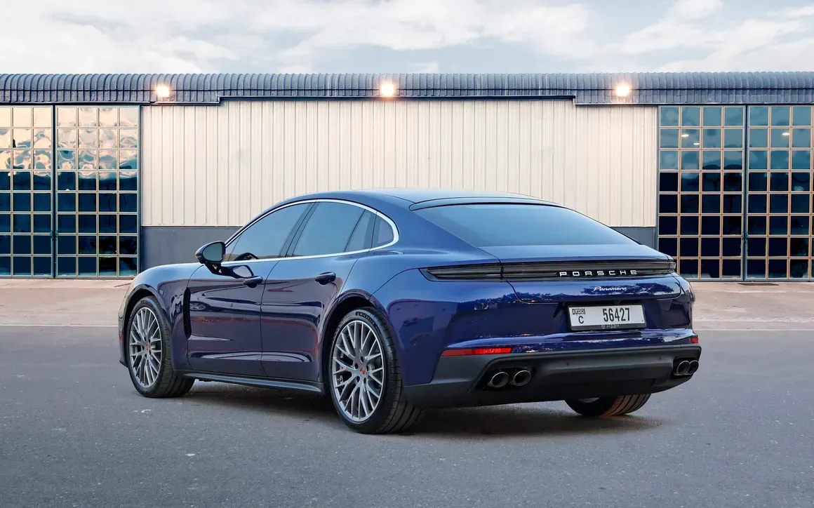 Porsche Panamera interior and exterior views - Image 3