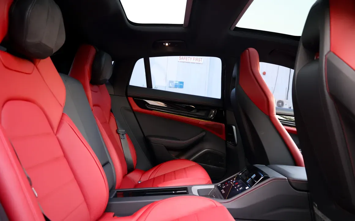 Porsche Panamera interior and exterior views - Image 6