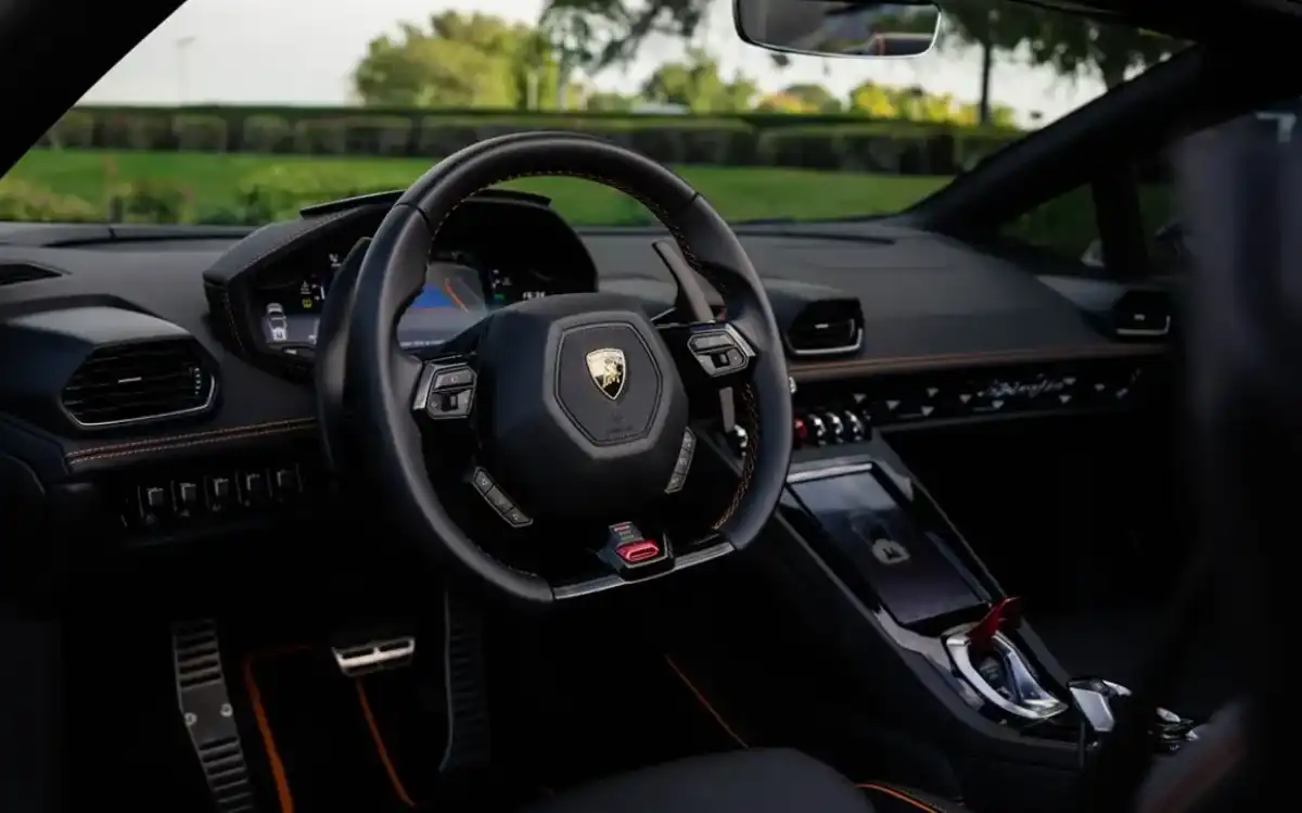 Lamborghini Huracan Evo Spyder interior and exterior views - Image 2