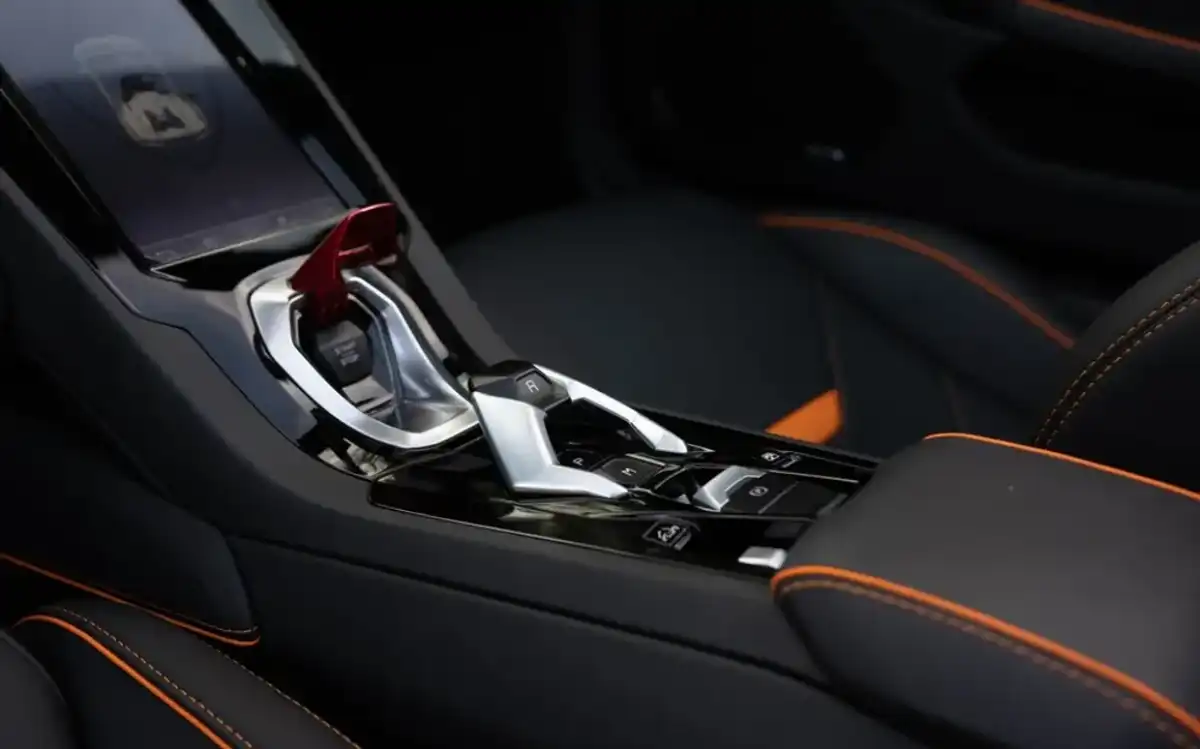 Lamborghini Huracan Evo Spyder interior and exterior views - Image 4
