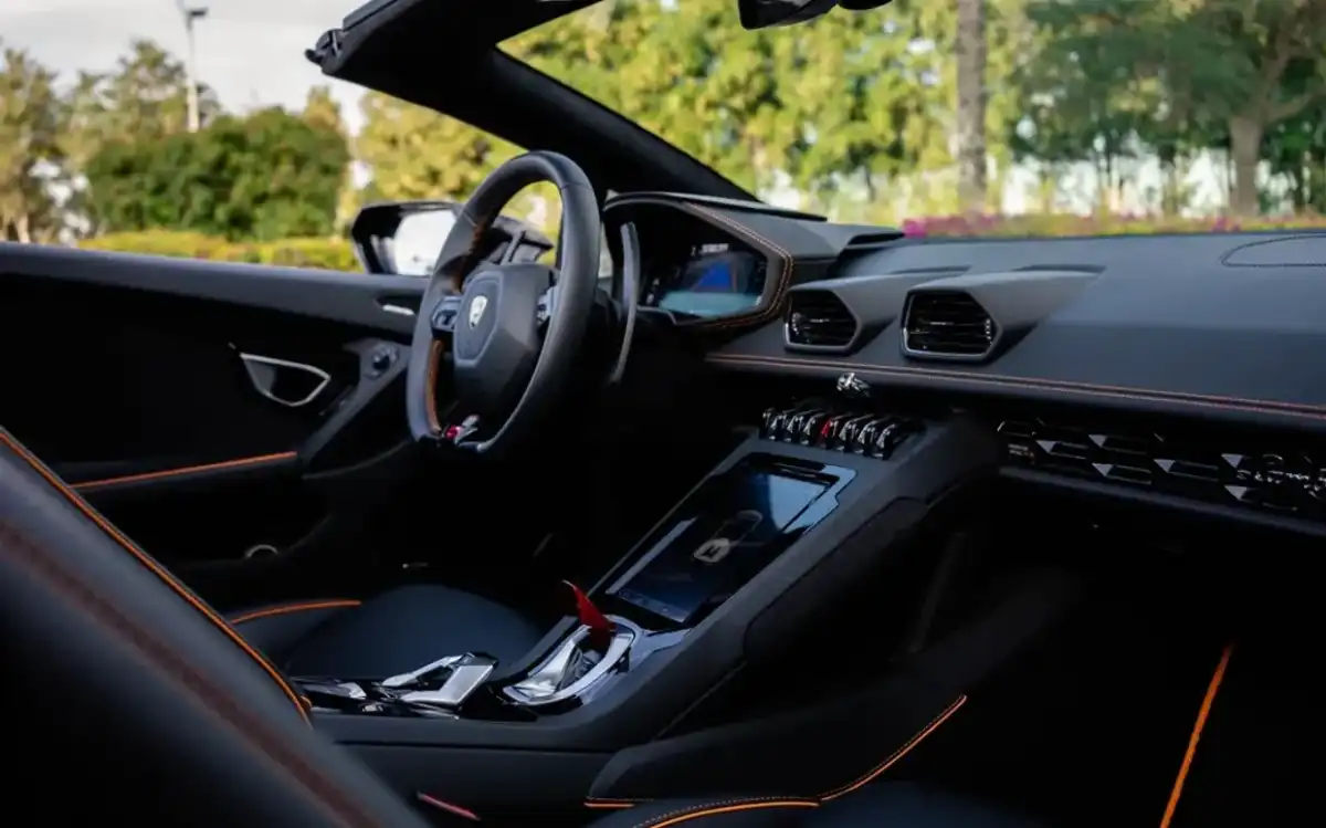 Lamborghini Huracan Evo Spyder interior and exterior views - Image 3