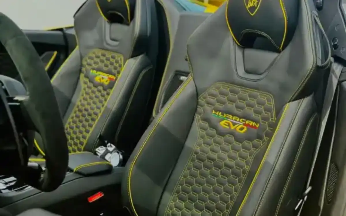 Lamborghini Huracan Evo Spyder interior and exterior views - Image 5