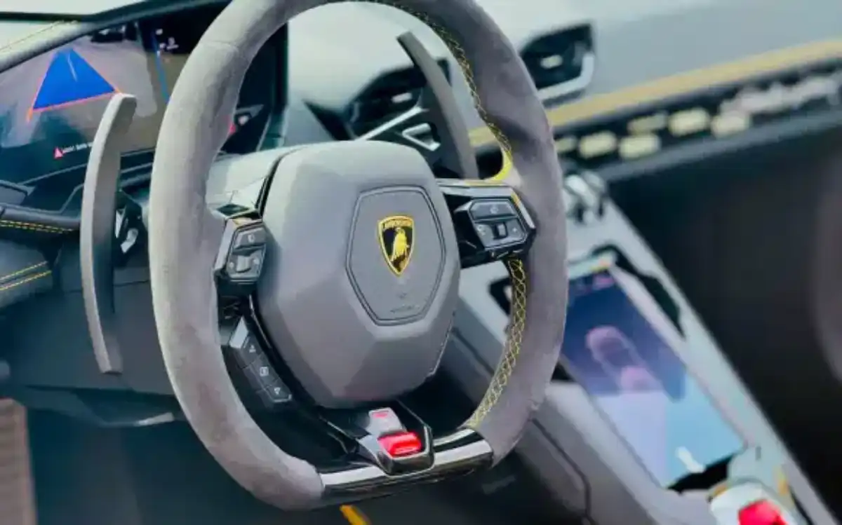 Lamborghini Huracan Evo Spyder interior and exterior views - Image 3