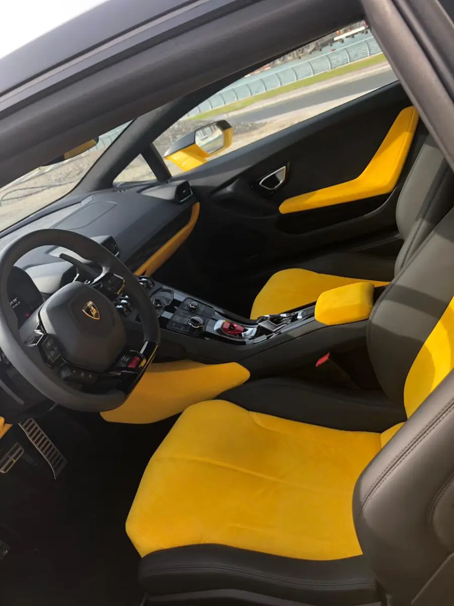 Lamborghini Huracan interior and exterior views - Image 5