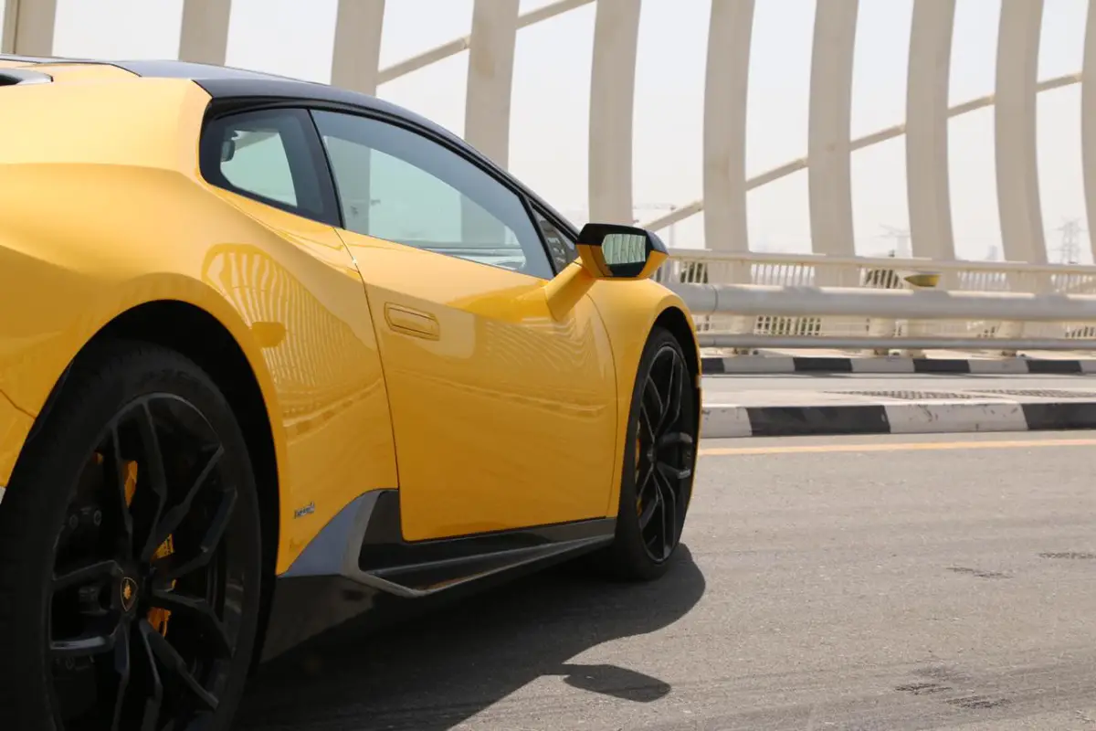 Lamborghini Huracan interior and exterior views - Image 4