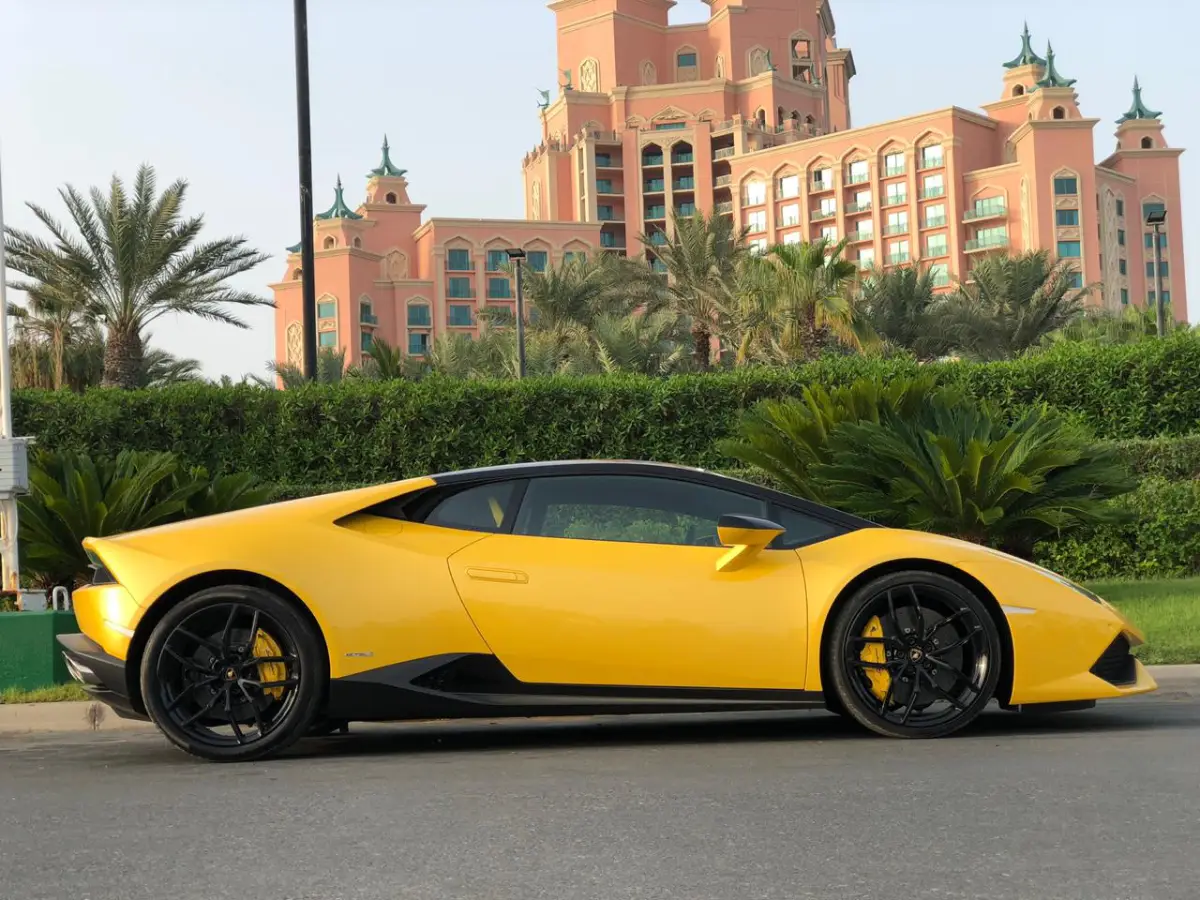Lamborghini Huracan interior and exterior views - Image 3
