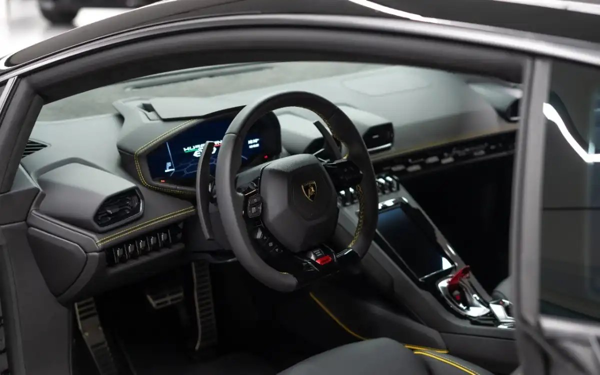 Lamborghini Huracan EVO interior and exterior views - Image 3