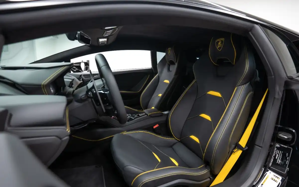 Lamborghini Huracan EVO interior and exterior views - Image 4