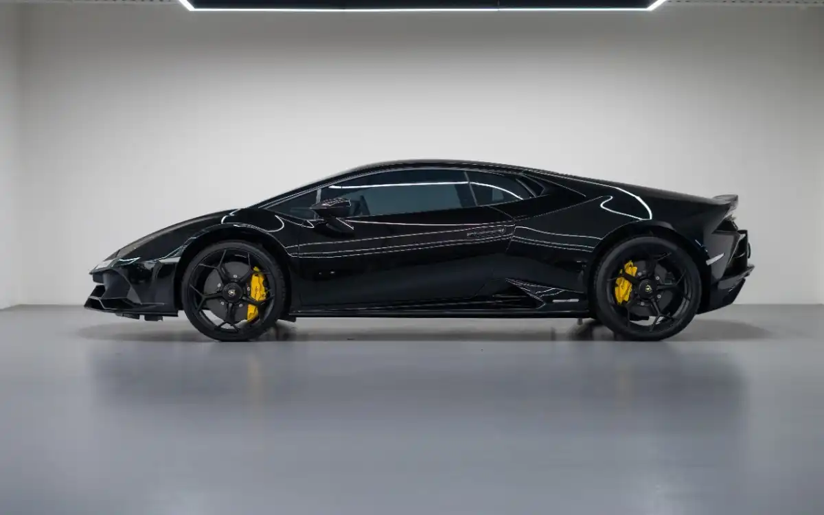 Lamborghini Huracan EVO interior and exterior views - Image 2