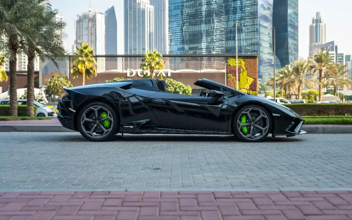 Lamborghini Huracan Evo Spyder interior and exterior views - Image 2
