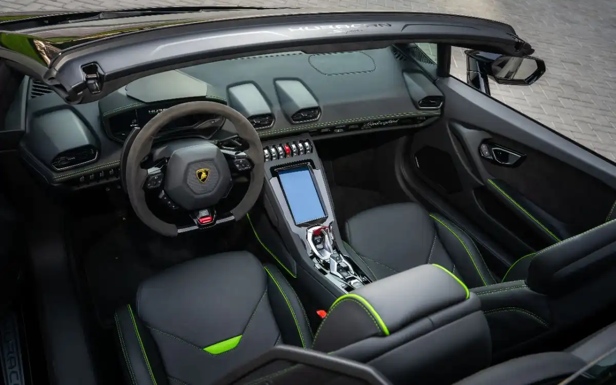 Lamborghini Huracan Evo Spyder interior and exterior views - Image 4
