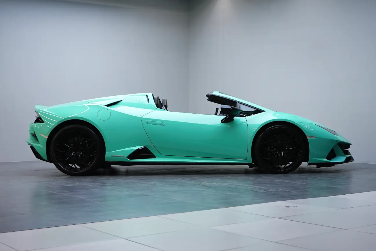 Lamborghini Huracan EVO interior and exterior views - Image 1